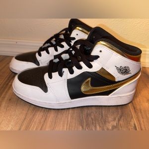 Barely worn Nike Air Jordan 1 mid